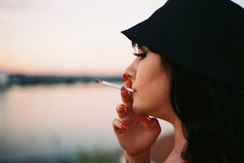 une fille fume une cigarette