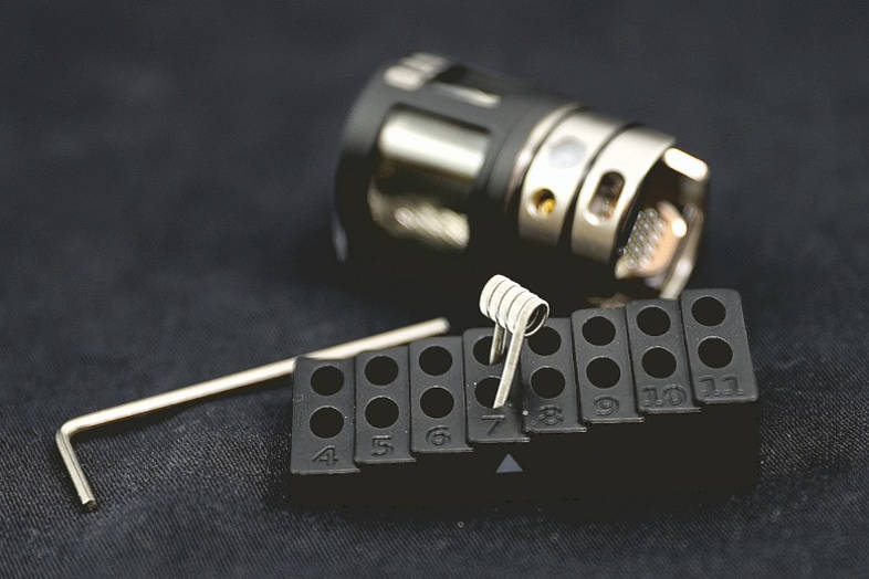 Une nouvelle bobine a le goût de brûler dans un atomiseur de cigarette électronique