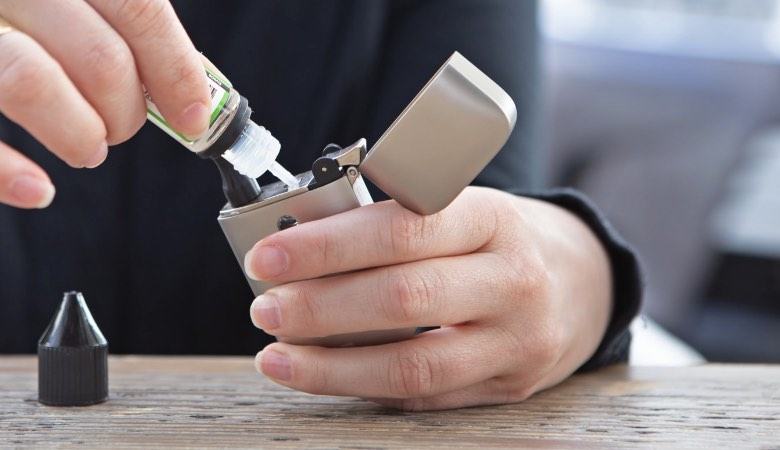 Recharge du liquide dans la cigarette électronique