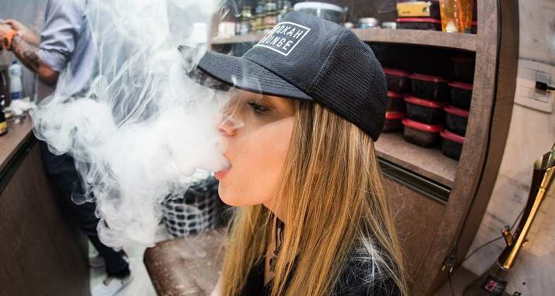 Nuages ​​de vapeur discrets émis par un mod pod