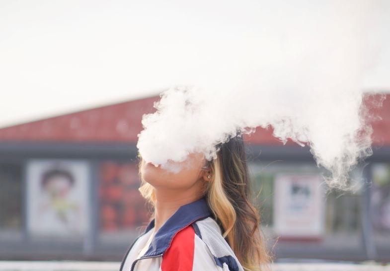 Fille qui évite de vapoter uniquement l'arôme.