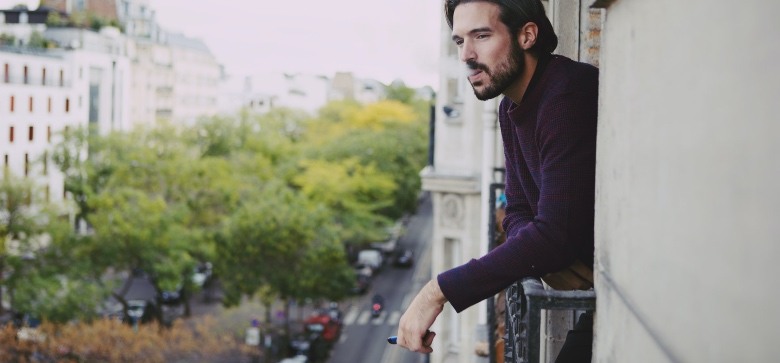 Homme exhalant la vapeur de la cigarette électronique avec de la nicotine