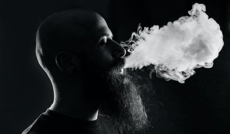 Homme commençant à utiliser la cigarette électronique pour la première fois