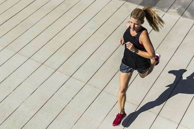 Cigarette électronique et sports : améliorer les performances d'une fille.