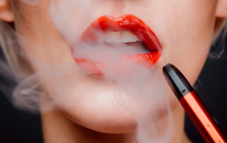 Vapoteuse curieuse de la cigarette électronique la plus chère