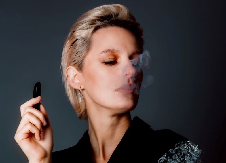 Femme vapotant avec une simple cigarette électronique