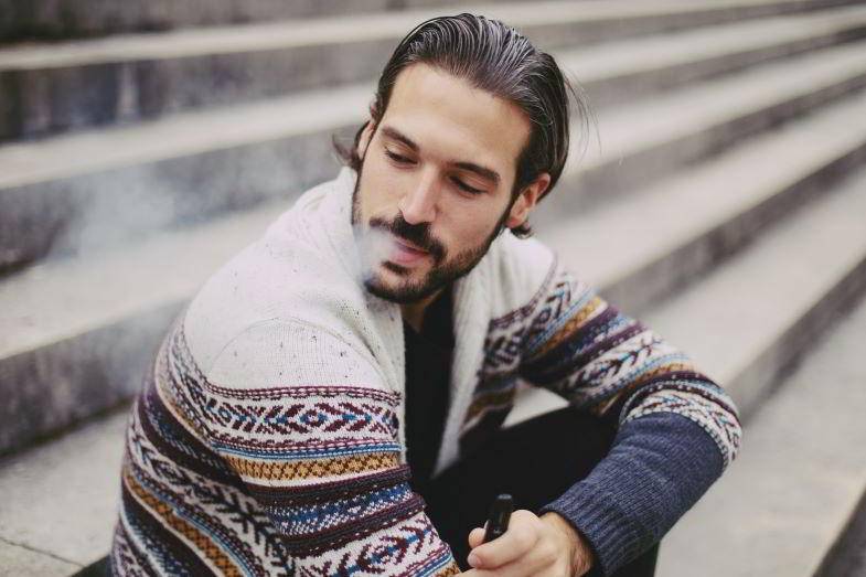 Homme vapotant avec une simple cigarette électronique