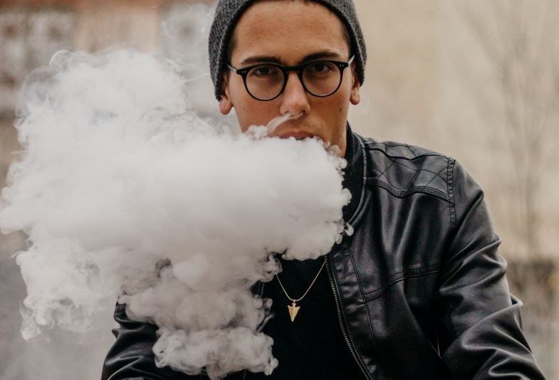 Nuage de vapeur d'une puissante cigarette électronique