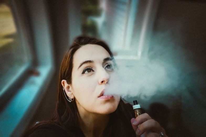 La fille qui se demande ce que l'embout drip tip de sa cigarette électronique