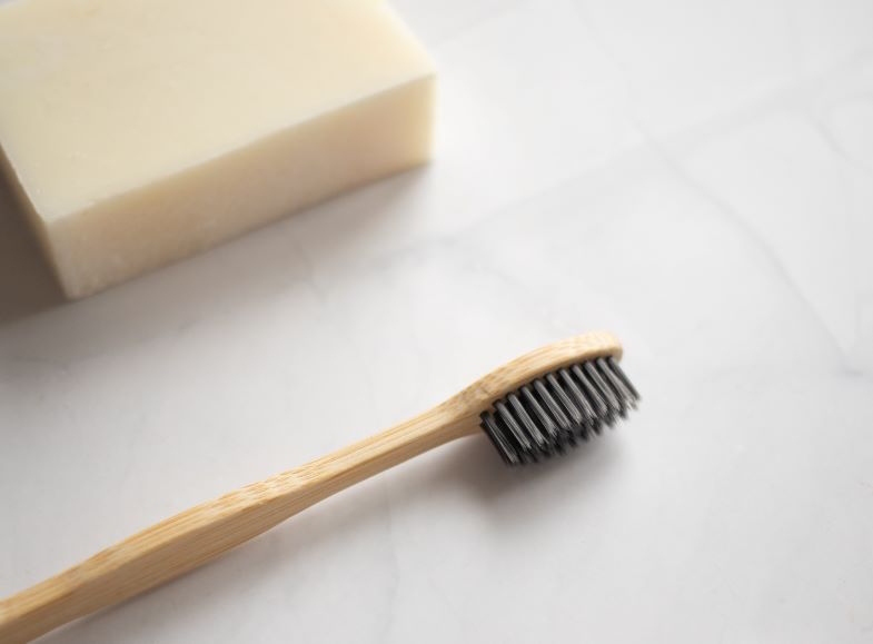 Brosse et savon neutre pour nettoyer les serpentins régénérables