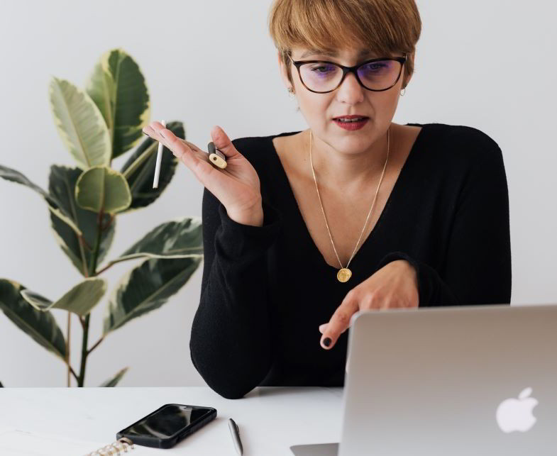 Femme sur le point de fumer dans son bureau