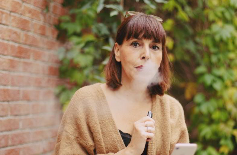 femme-utilisant-une-cigarette-et-une-joue