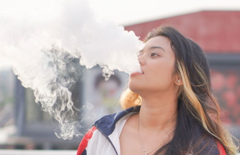 Une femme essaie un nouveau parfum de liquide à vaper