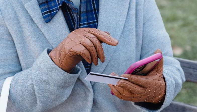 Fille achetant des liquides pour cigarettes électroniques en ligne