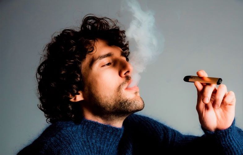 Un homme fume un liquide personnalisé avec de la nicotine Terpy