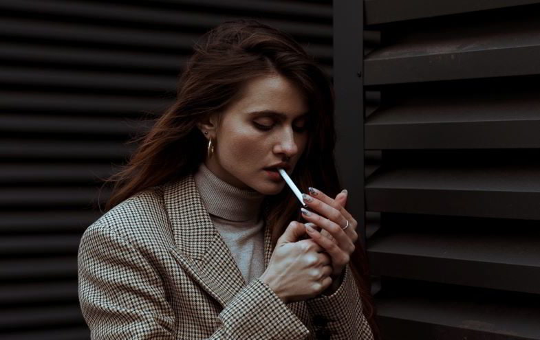 Femme allumant une cigarette