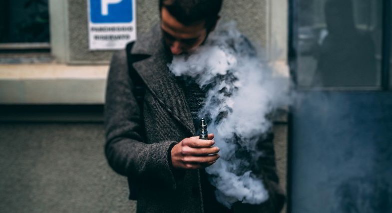 Un homme utilise une e-cigarette pour arrêter de fumer