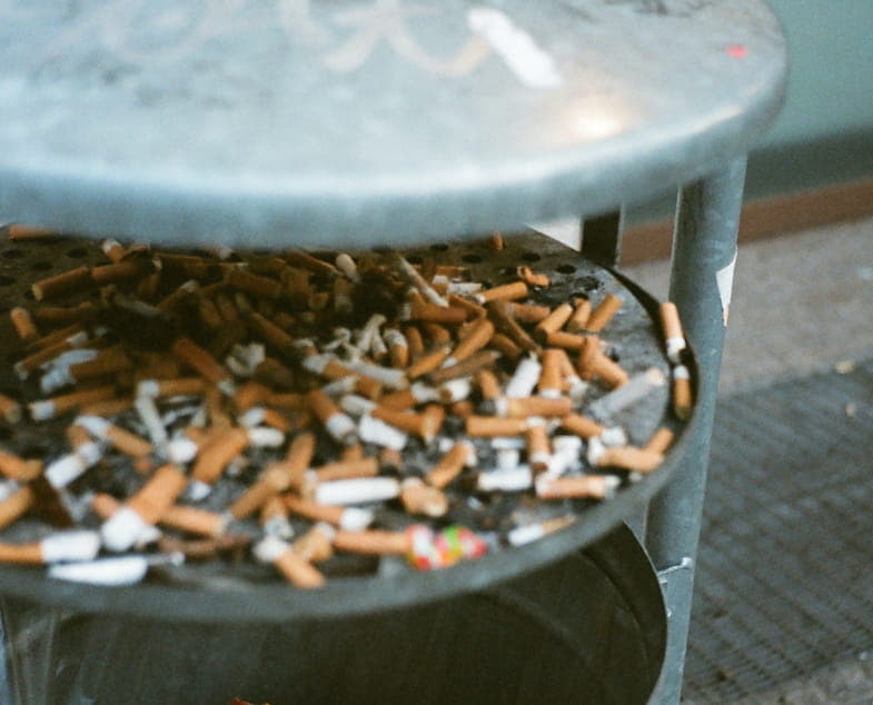 Les mégots de cigarettes en plastique constituent un risque environnemental majeur