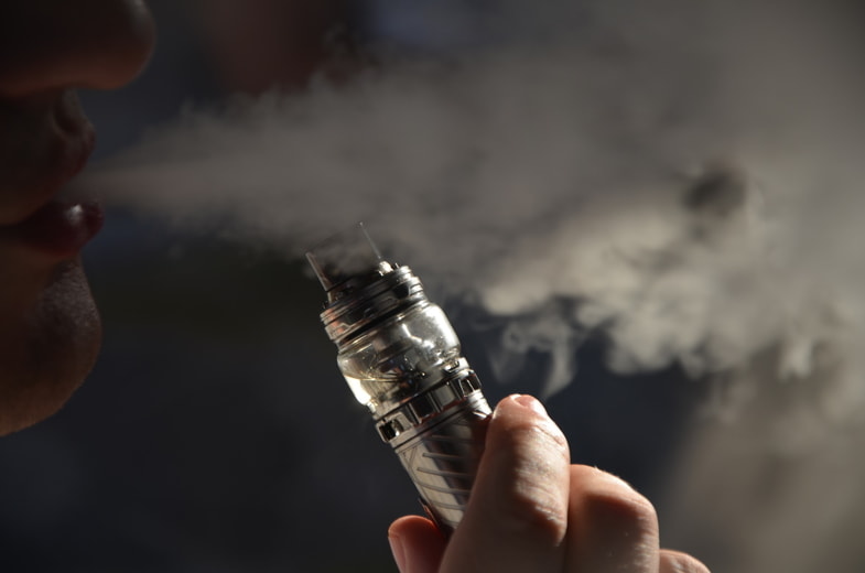 Un homme qui fume du liquide de bricolage