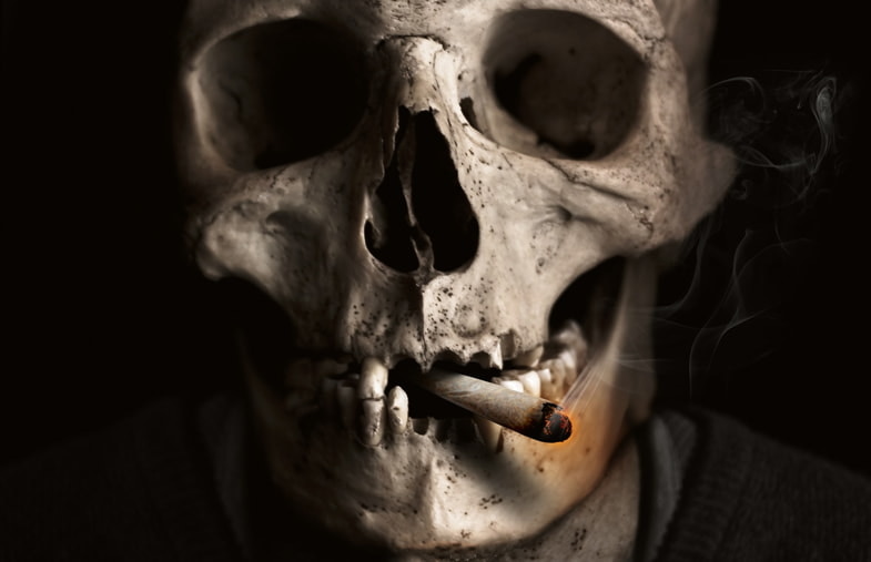 Crâne fumant une cigarette