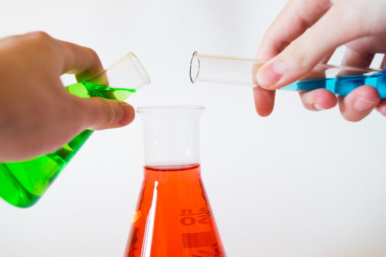 Personne qui dose les ingrédients pour créer un liquide.