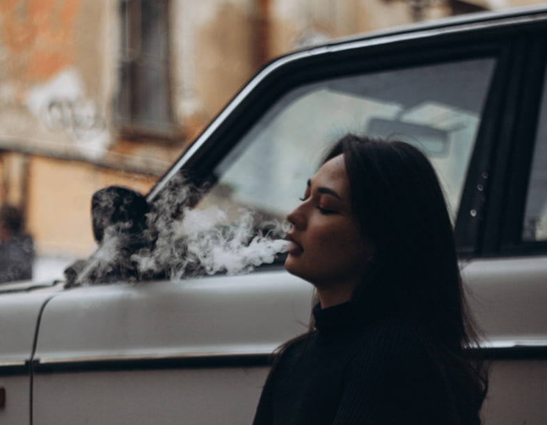 Fille fumant une e-cig avec du liquide DIY