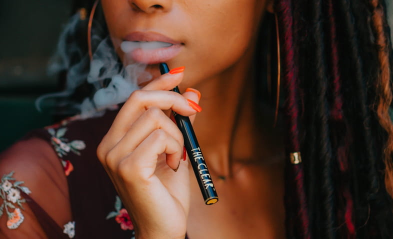 Fille qui fume avec un appareil cigalike avec cartomiseur