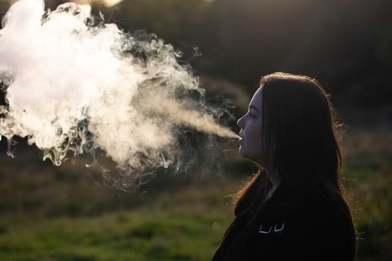 Fille qui fume en plein air | Terpy