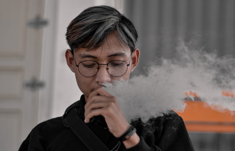 Boy vaping sans goûter le e-liquide | Terpy