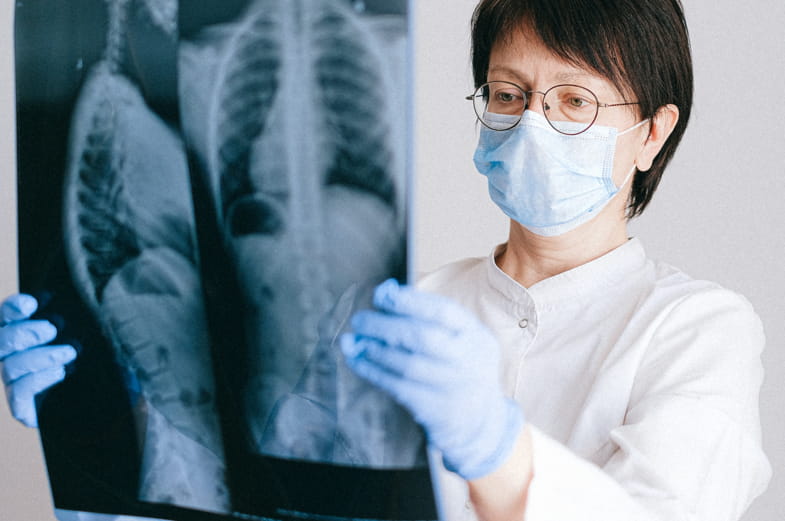 Docteur contrôlant la radiographie des poumons d'un patient | Terpy