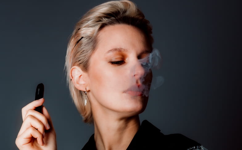 Femme vaporisant une cigarette électronique automatique | Terpy