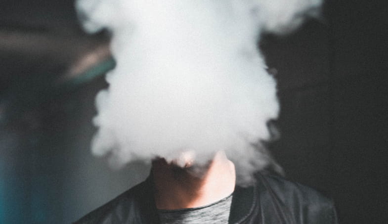 Garçon fumant avec le visage couvert de vapeur | Terpy