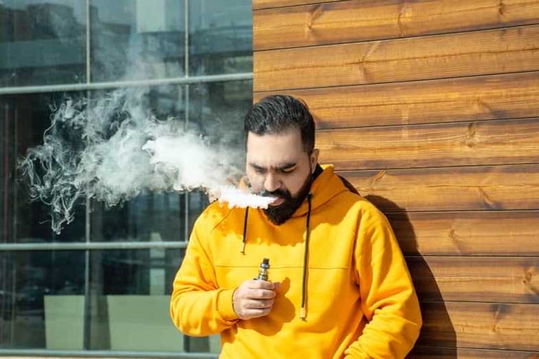 Homme appuyé contre un mur vaping | Terpy