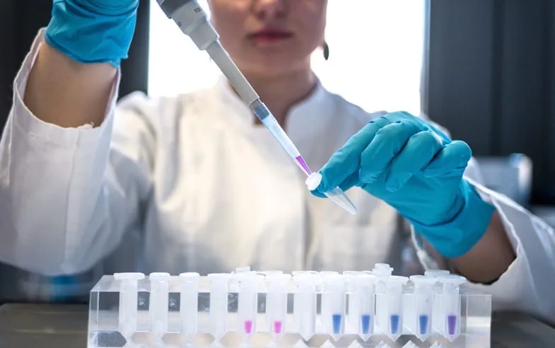 Un-chercheur-remplit-des-flacons Chercheur remplissant des flacons pendant une étude scientifique | Terpy