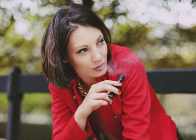 Une femme qui préfère fumer avec des e-cigs. | Terpy